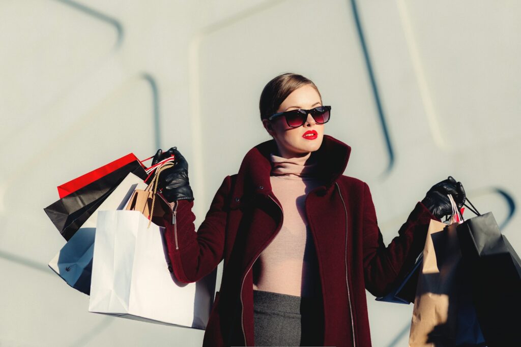 Mujer sosteniendo bolsas de compras