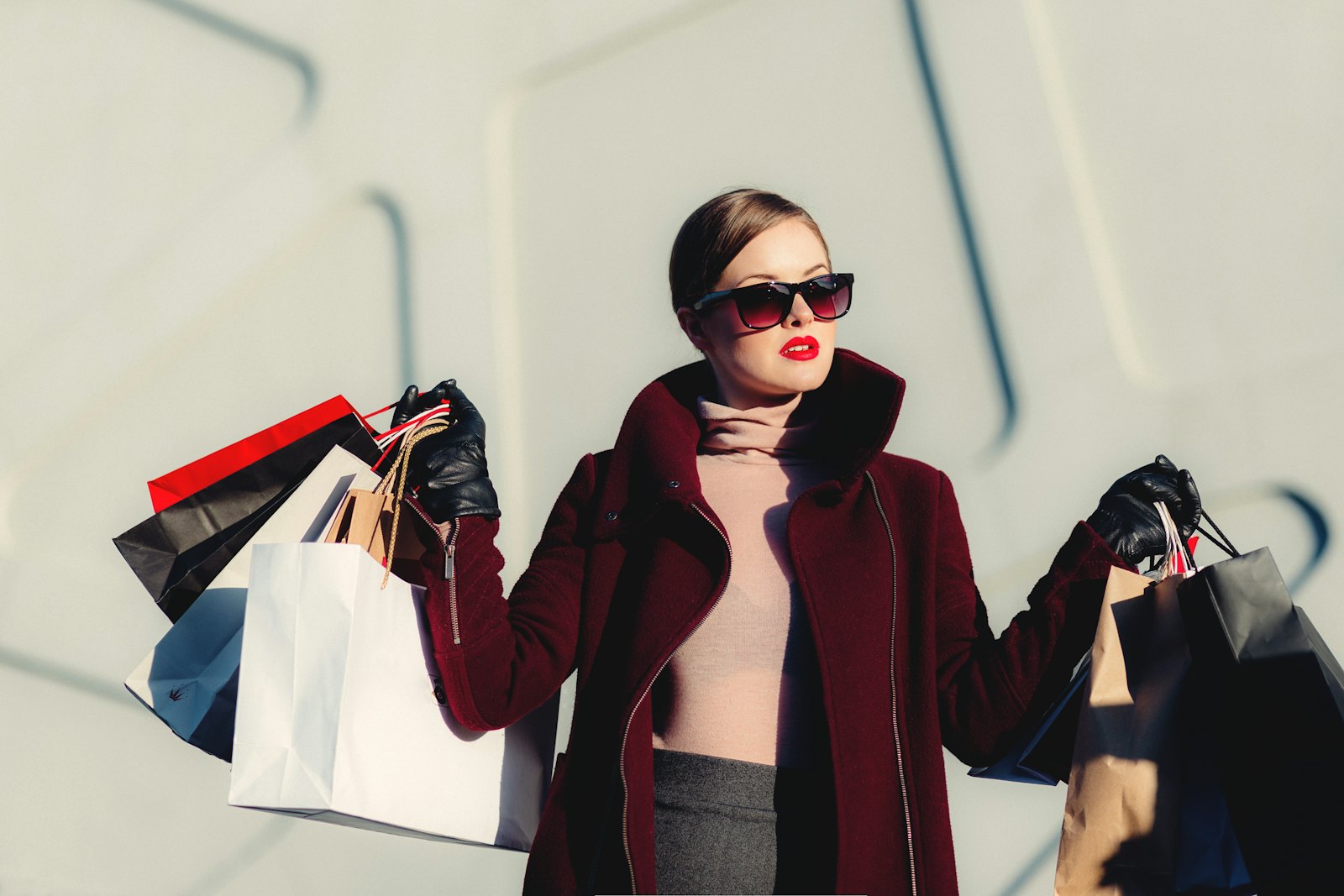 Mujer sosteniendo bolsas de compras