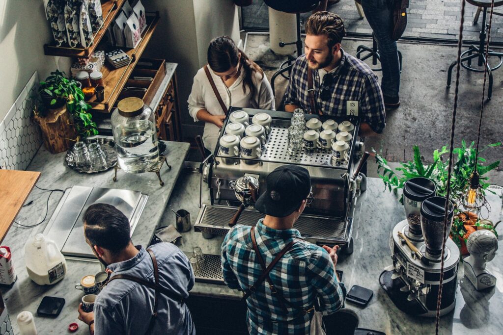 Cliente comprando café en el mostrador de un negocio